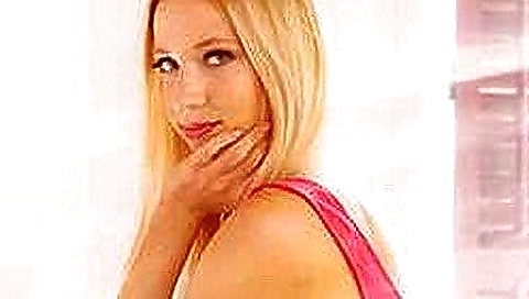 Sexy young colombiania shows off her cute feet