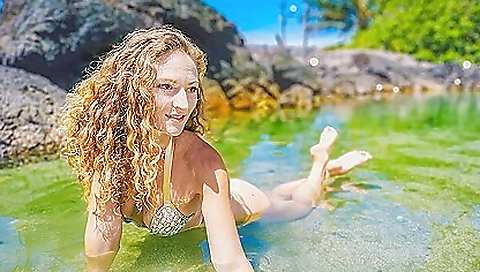 Sexy hawt chick gets a hot creampie