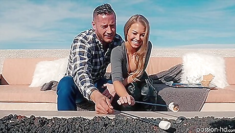 Sexy blonde in bed with a dildo jengido