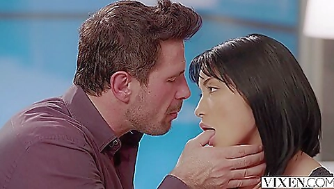 Sexy babe fucks with a hot teeny